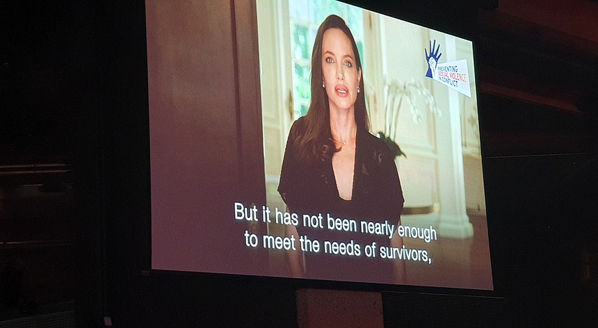 Discurso de Angelina Jolie, gravado em vídeo, para a Conferência PSVI de Londres.
