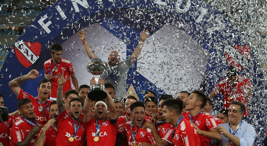 Os jogadores do Independiente levantaram a taça sul-americana e sucederam á Chapecoense na lista de vencedores
