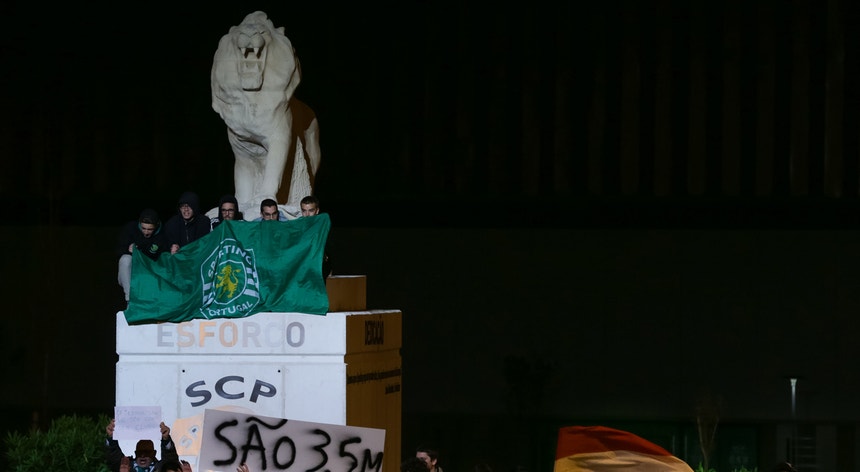 Adeptos do Sporting saíram à rua em solidariedade com a equipa de futebol, após os atos de violência na Academia de Alcochete

