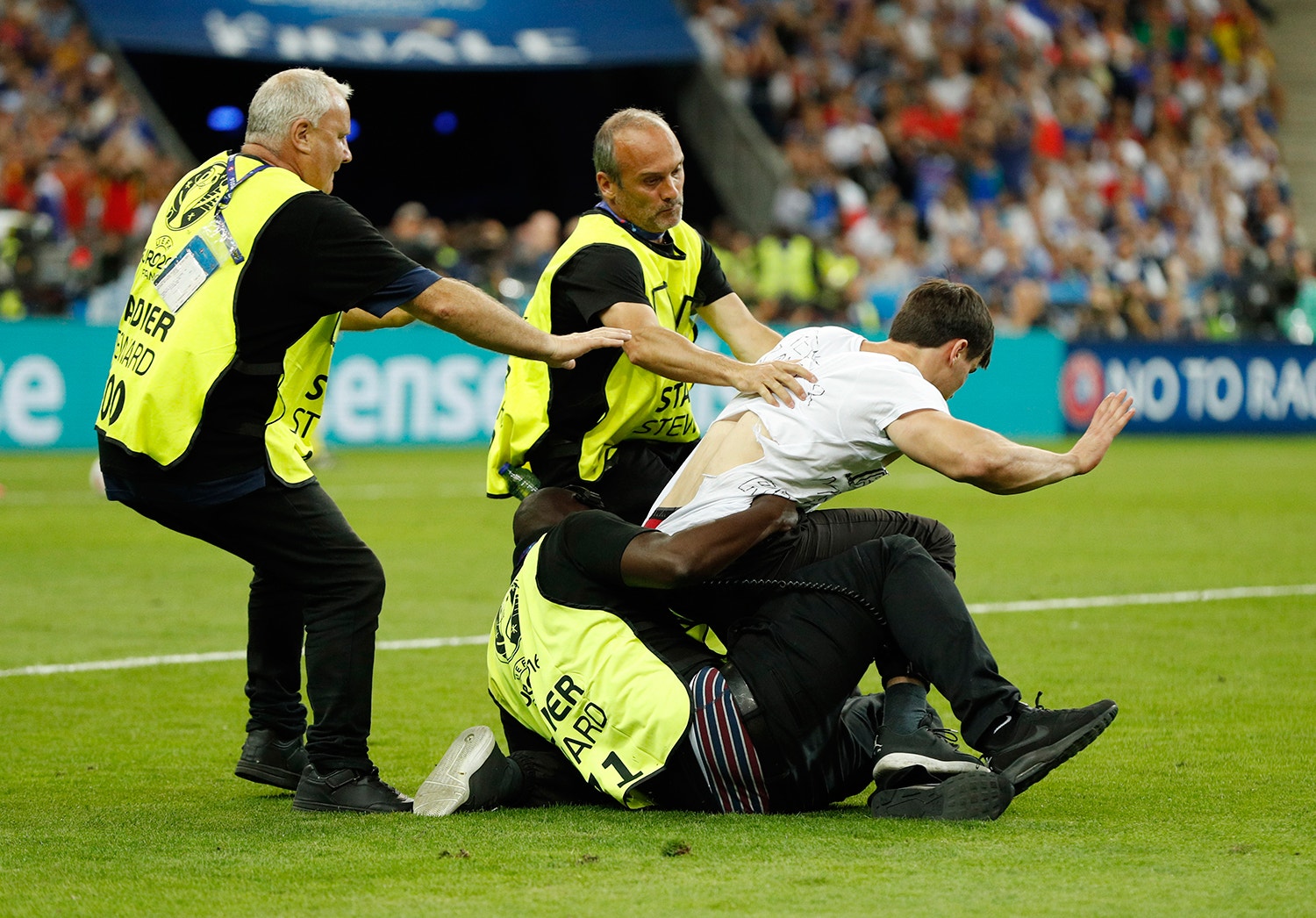  Invas&atilde;o de campo no Euro 2016 em Fran&ccedil;a /John Sibley - Livepic via Reuters 