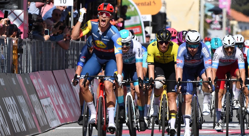 Giro: Jonathan Milan vence quarta etapa ao sprint, Tadej Pogacar continua líder