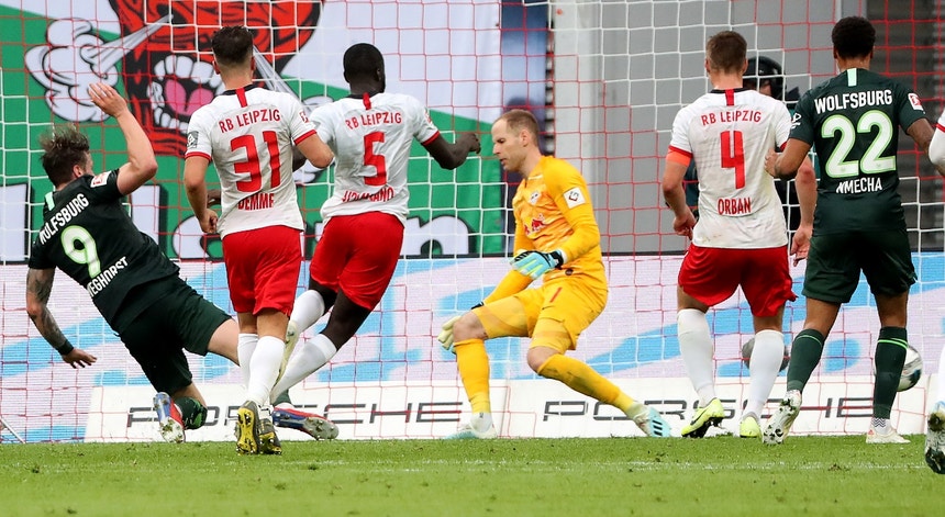 Wout Wenghorst do Wolfsburgo marcou o golo do empate
