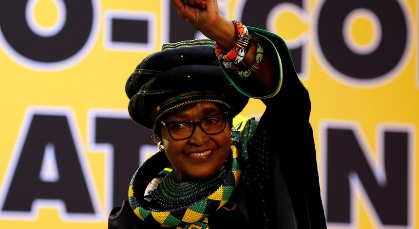 Winnie Madikizela Mandela, ex-mulher do antigo Presidente da África do Sul, Nelson Mandela, agradece o apoio de milhares de membros do ANC, na 45ª Conferência Nacional do partido.
