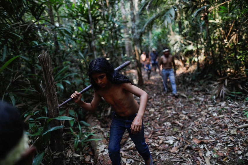 Índios Mura caminham numa área desflorestada não marcada da floresta tropical da Amazónia perto de Humaita
