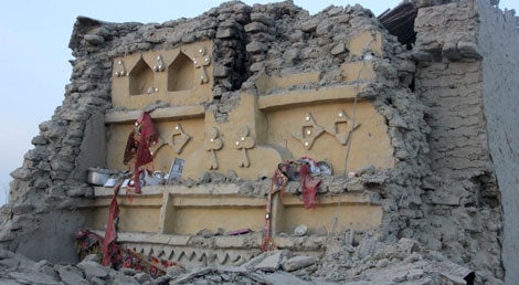 A maioria das casas de Awaran, feitas de lama, tijolo e pedras ruiu sobre os seus habitantes com o sismo de dia 24 de setembro em 2013