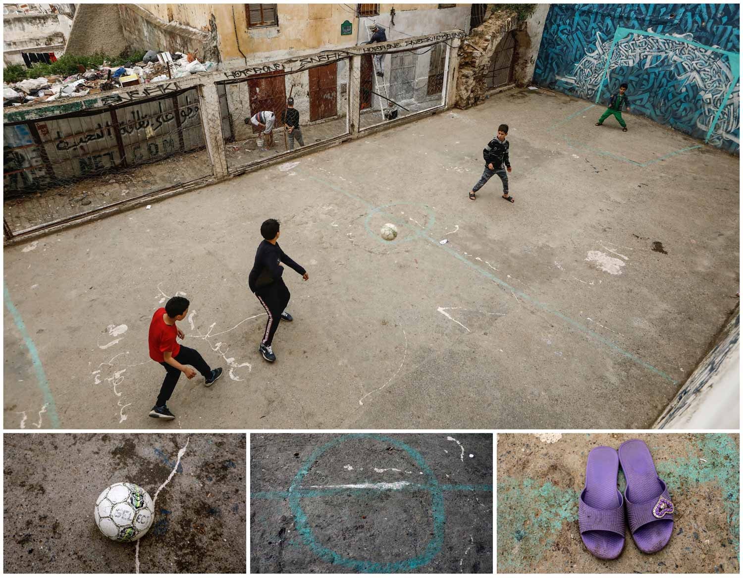  A combina&ccedil;&atilde;o de imagens mostra quatro crian&ccedil;as a jogar futebol num campo de cimento em Argel, capital da Arg&eacute;lia. Foto: Zohra Bensemra - Reuters 