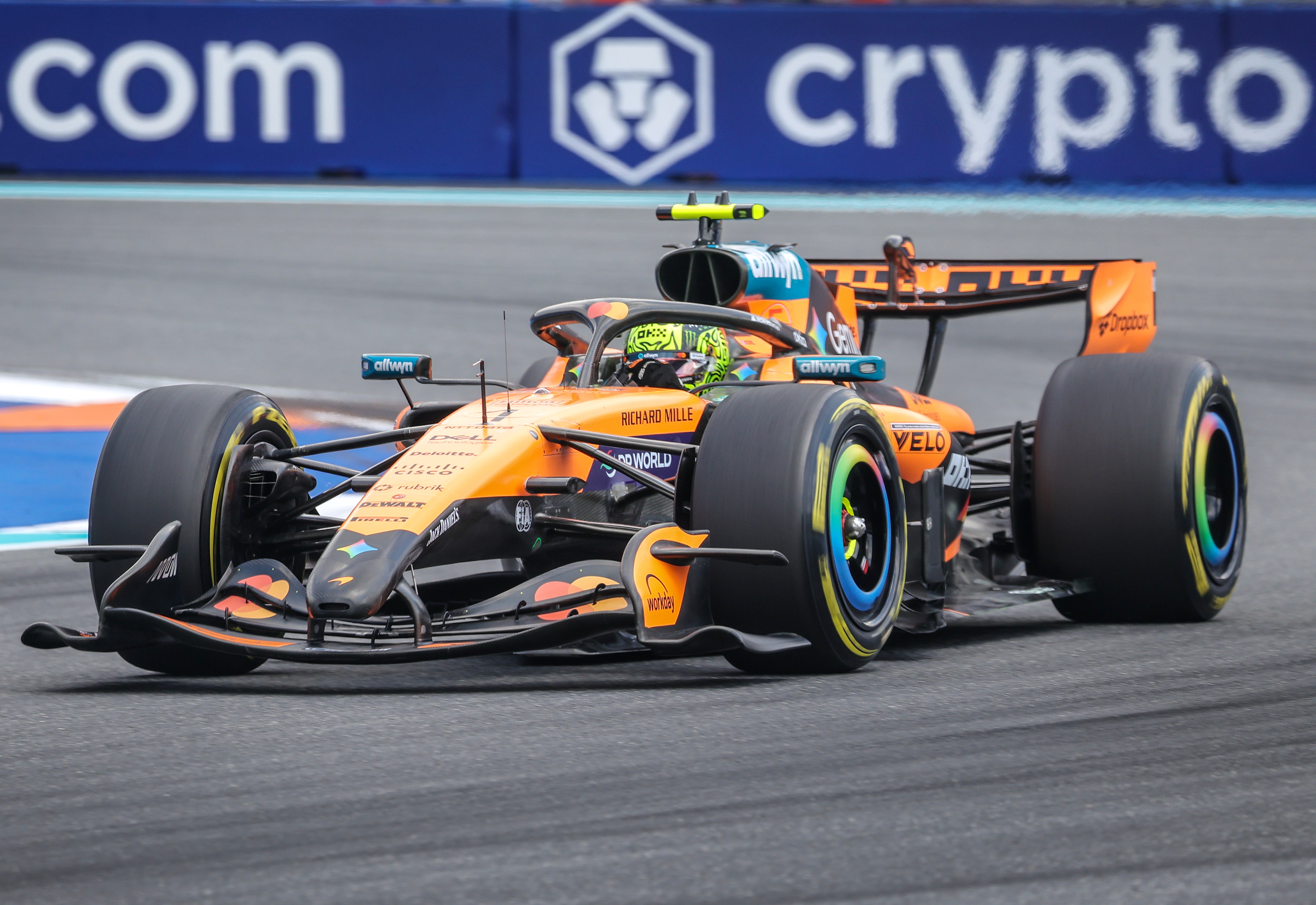 Campeão Norris vence corrida sprint em Miami e deixa Mercedes fora do pódio