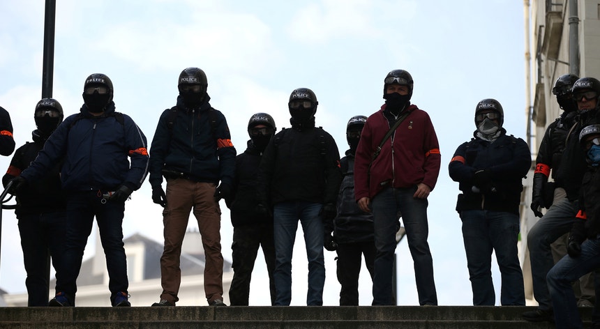Polícias à paisana observam o desenrolar de protestos em França contra a perda de direitos e regalias sociais 
