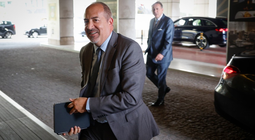 Imagem de Álvaro Santos Pereira comprou ações da Galp e da Jerónimo Martins já como Governador do Banco de Portugal e foi obrigado a desinvestir