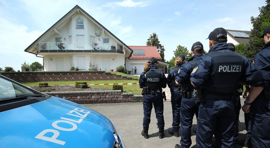 Agentes da polícia diante da casa do político assassinado, Walter Lübcke
