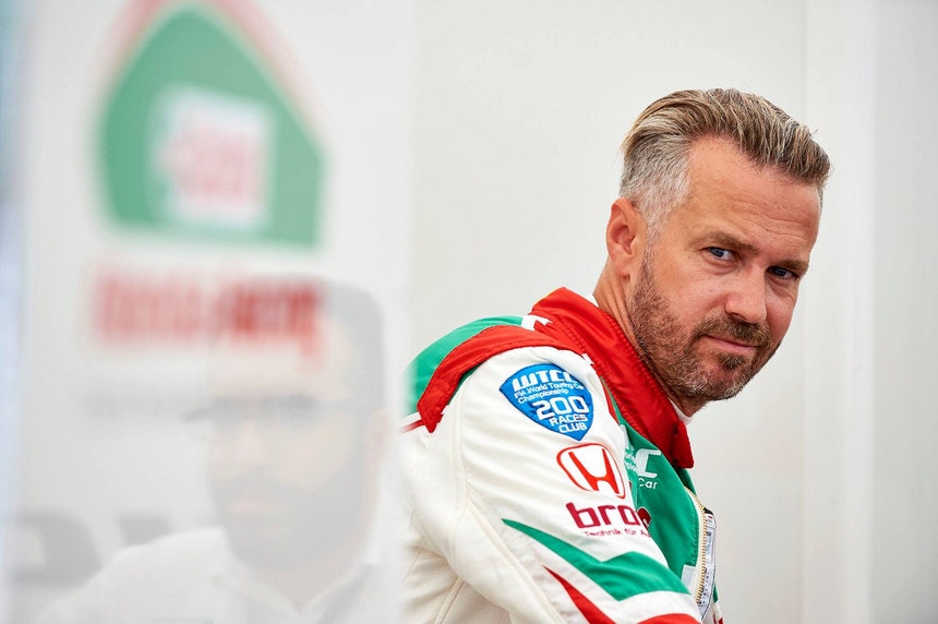 Tiago Monteiro já está em Portugal para prosseguir a sua recuperação
