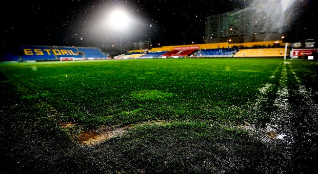 O estado do Estádio António Coimbra da Mota não permitiu que se realizasse a segunda parte do jogo Estoril PSV
