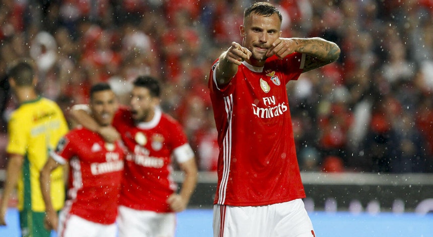 Seferovic marcou um dos cinco golos do Benfica no jogo da 1.ª volta, no Estádio da Luz
