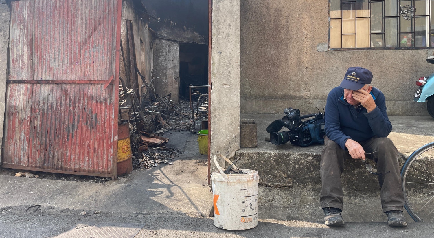  J&uacute;lio, o propriet&aacute;rio de uma oficina que ficou destru&iacute;da em Campinhos, Albergaria, n&atilde;o cont&eacute;m as l&aacute;grimas ao falar com o jornalista. / Foto: Jo&atilde;o Santos Costa - RTP 