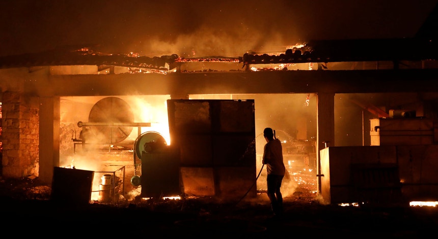 Um grande incêndio na ilha grega de Evia obrigou à retirada de residentes e turistas. Pelo menos 150 casas ficaram destruídas. 
