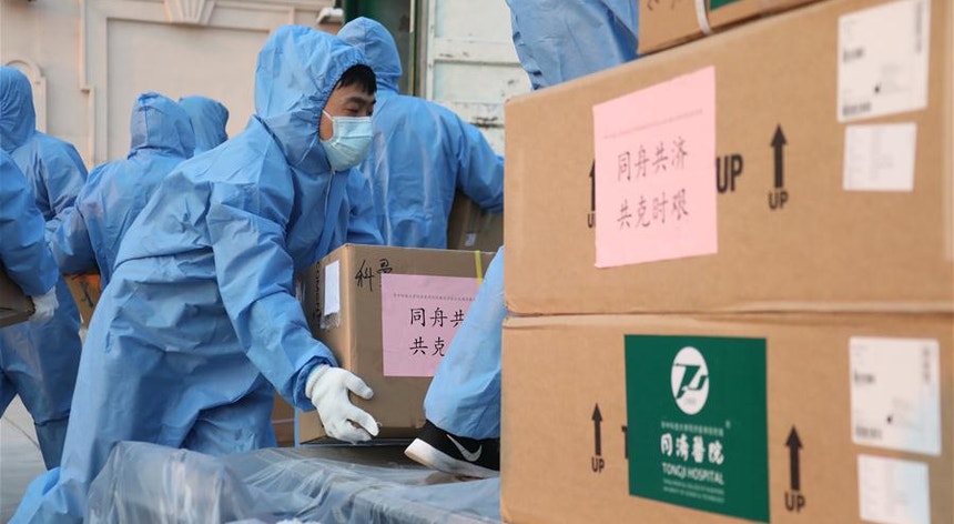 Os chineses tratam a doença ao mesmo tempo que exportam material de saúde para o mundo
