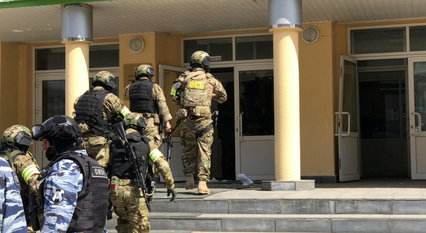 Equipa de agentes entra na escola número 175 em Kazan, no Tartaristão, Rússia, onde ocorreu o tiroteio esta terça-feira. 
