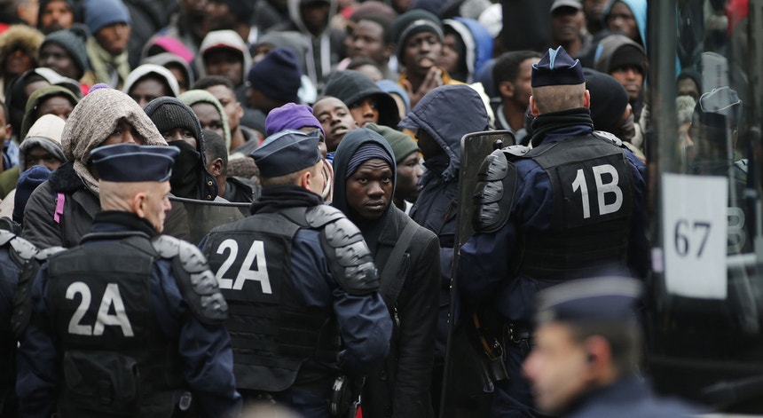 Polícia francesa vigia a deslocação de milhares de migrantes, em novembro de 2016, para centros de acolhimento
