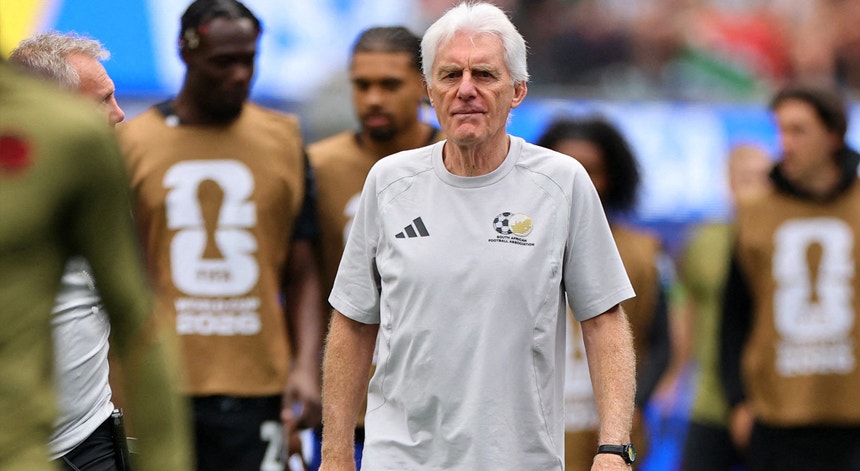 Imagem de Hugo Broos cessa funções de selecionador da África do Sul