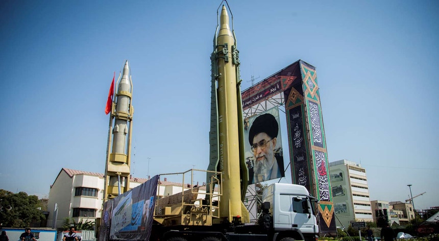O Irão reconheceu no início da semana ter excedido o limite de reservas de 300 quilos de urânio enriquecido previsto no acordo internacional
