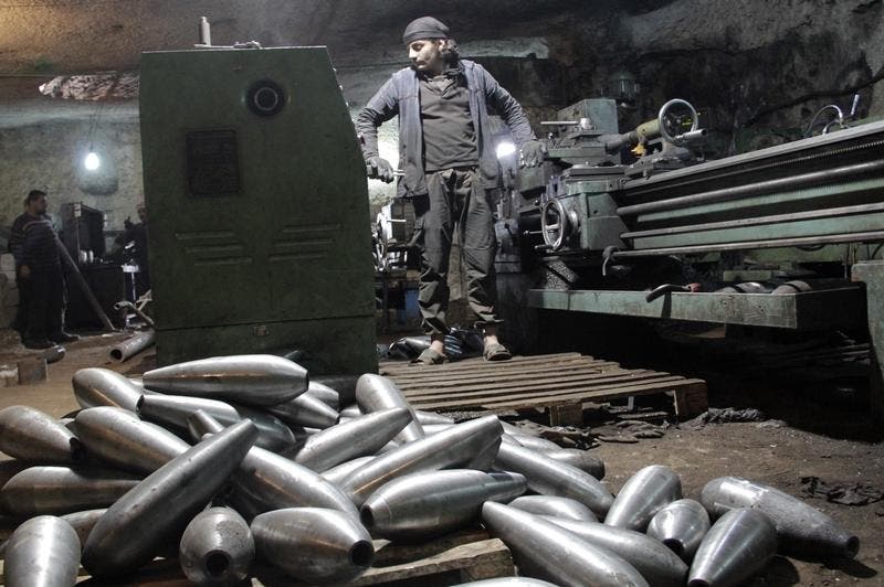 Fábrica de morteiros em Idlib, Síria, operada pelo grupo Brigada de Suqour al-Sham, em março de 2015 Foto: Reuters Fábrica de morteiros em Idlib, Síria, operada pelo grupo Brigada de Suqour al-Sham, em março de 2015 Foto: Reuters