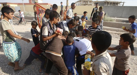 Crian&ccedil;as xiitas da aldeia de Amerli, no Iraque, lutam pelo aux&iacute;lio humanit&aacute;rio ap&oacute;s semanas de cerco e de resist&ecirc;ncia ao Estado Isl&acirc;mico (foto: Reuters)