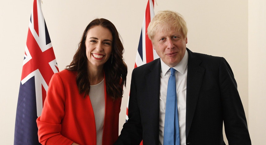 Jacinda Ardem e Boris Boris Johnson selaram um acordo comercial que esperam ser  benéfico para os dois países
