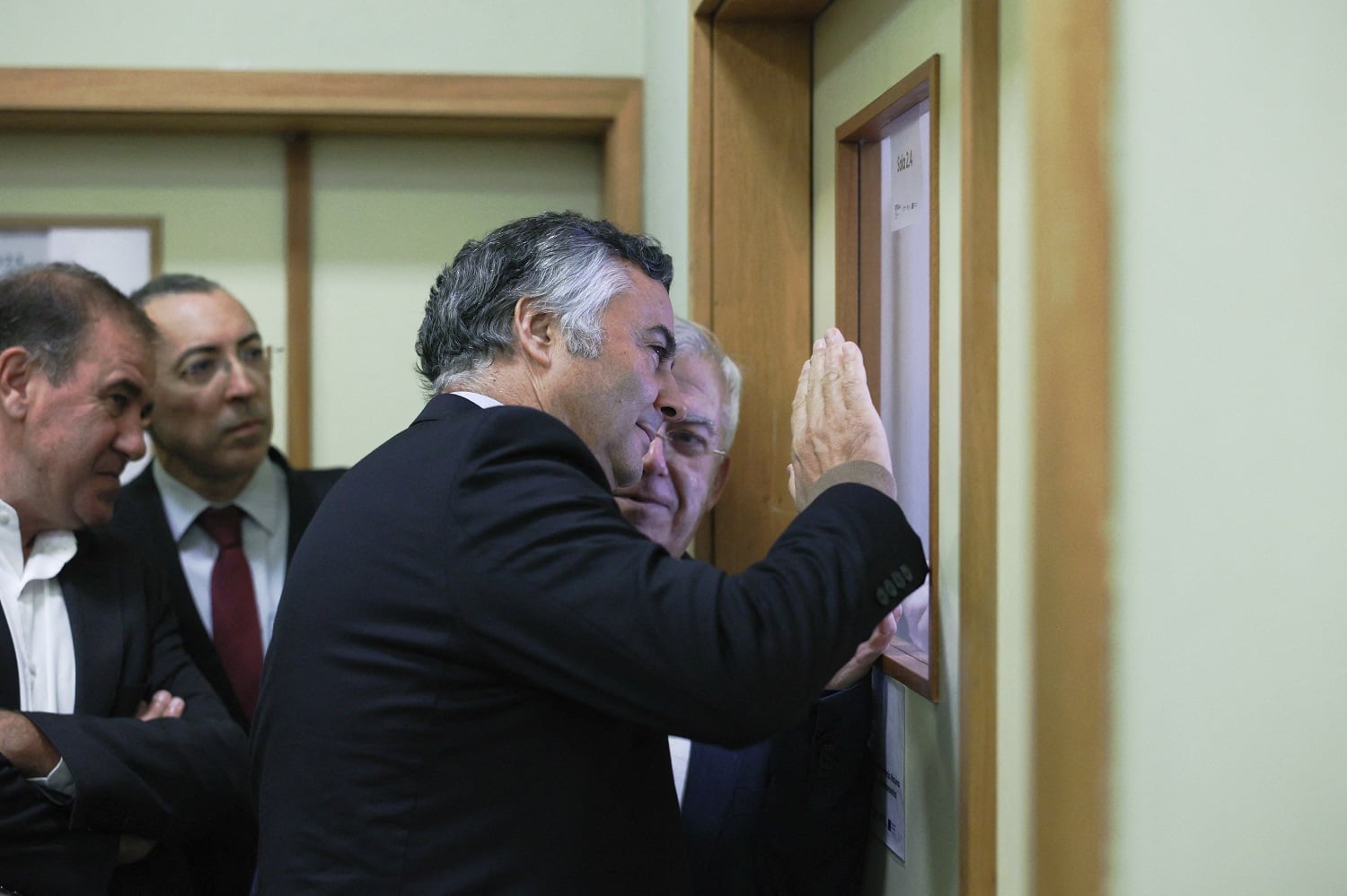 Ministro da Educação pede desculpa aos professores. Montenegro mantém confiança