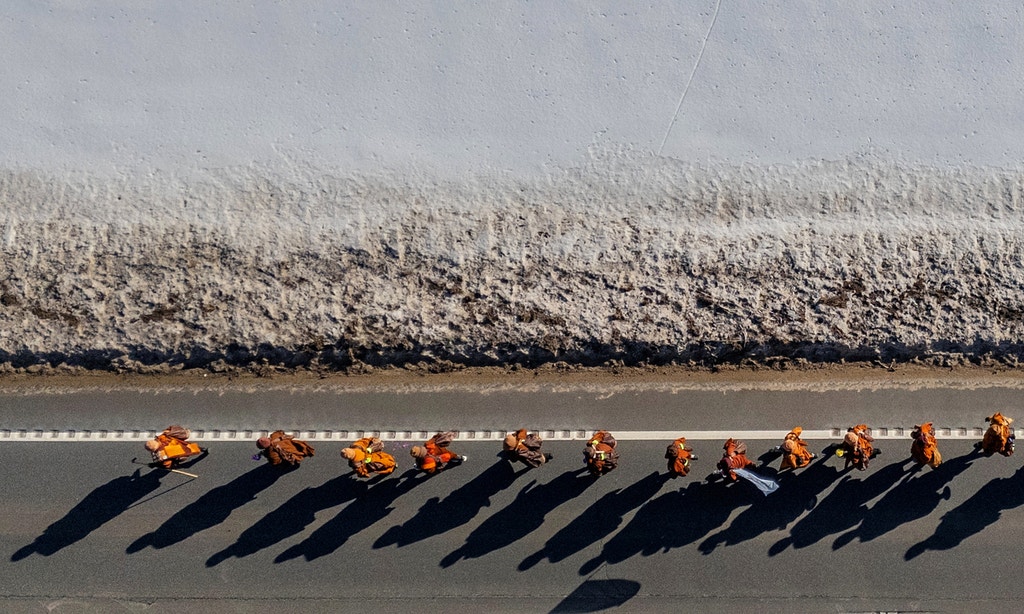 Imagem ilustrativa: Monges caminham pela Paz