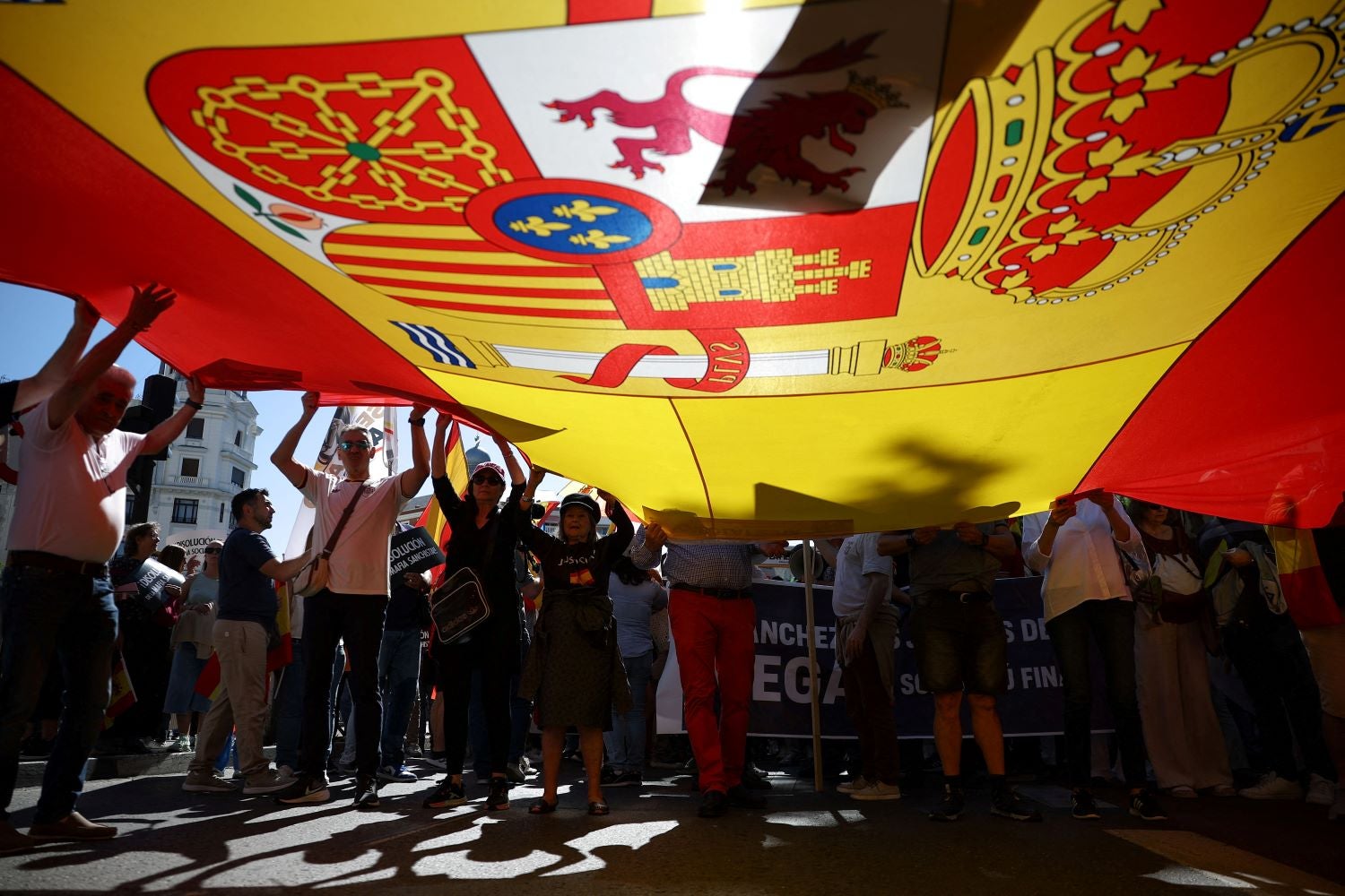 Três detidos e sete polícias feridos após confrontos em marcha anti-Sánchez em Madrid