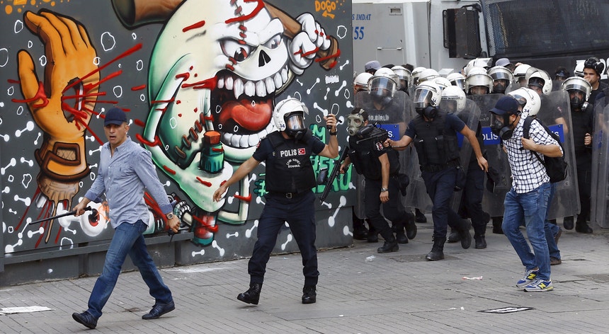 Uma imagem de setembro de 2015 mostra a polícia de intervenção turca a carregar sobre manifestantes pró-curdos em Istambul
