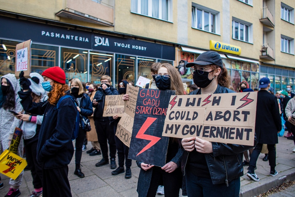  Dia 28, Gdynia, &quot;gostaria de poder abortar o meu governo&quot; l&ecirc;-se no cartaz | Agencja Gazeta - Reuters 