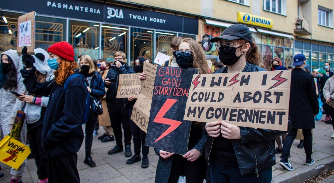  Dia 28, Gdynia, &quot;gostaria de poder abortar o meu governo&quot; l&ecirc;-se no cartaz | Agencja Gazeta - Reuters 