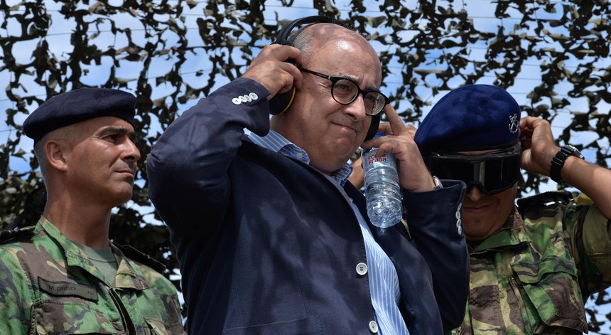 Ministro da Defesa, Azeredo Lopes,  durante a demonstração de capacidades de combate da Marinha Portuguesa (PRONTEX 17) que se realizou na península de Troia, Setúbal, 18 de julho de 2017
