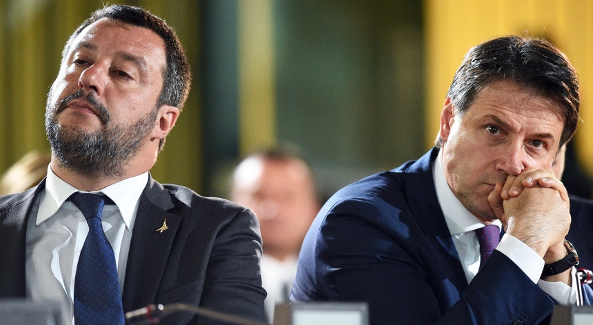 A tensão entre o ministro do Interior, Matteo Salvini, à esquerda, e o primeiro-ministro italiano, Giuseppe Conte, à direita, perdura há vários meses.
