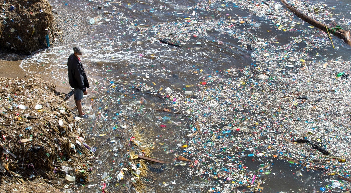  Rep&uacute;blica Dominicana, Santo Domingo. Volunt&aacute;rio olha para o lixo flutuando no mar | Orlando Barria - EPA 