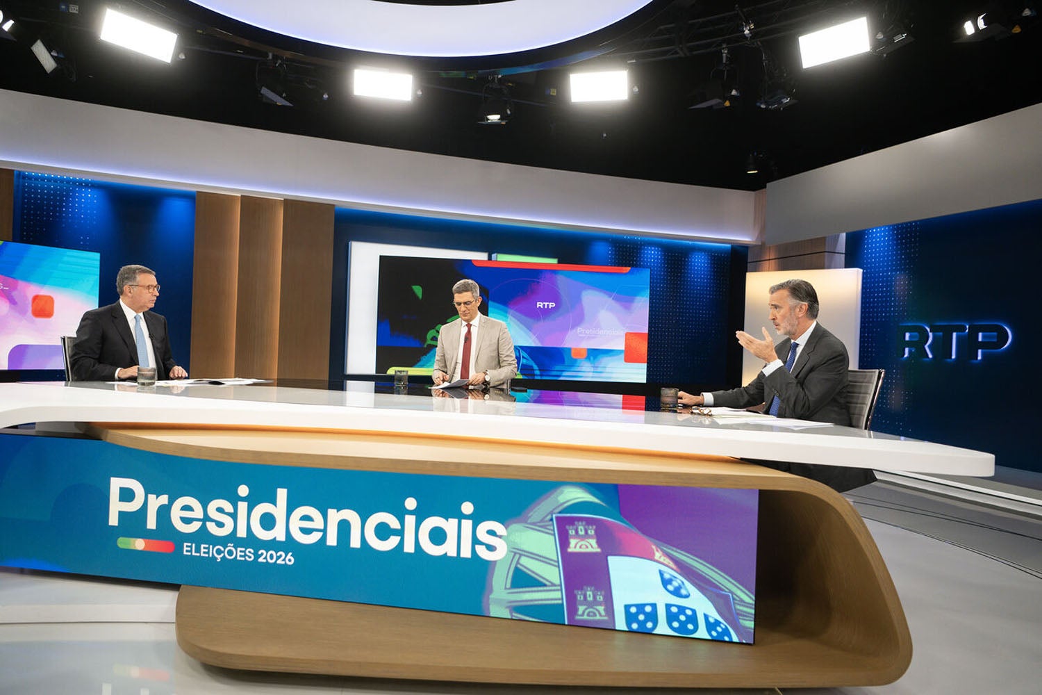 Cotrim diz que qualidades de Seguro n�o chegam, socialista acusa-o de inclinar pa�s � direita