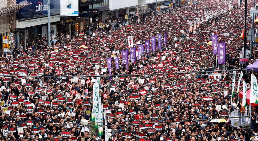 Manifestantes encheram as ruas de Hong Kong
