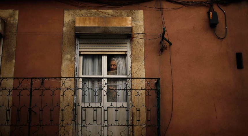 Muitas habitações em Portugal apresentam elevados níveis de humidade e telhados com fugas

