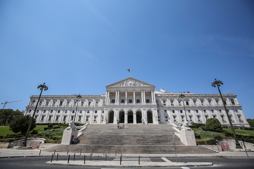 Imagem ilustrativa: Bandeiras ideológicas em edifícios públicos. Rejeitada proposta do Chega