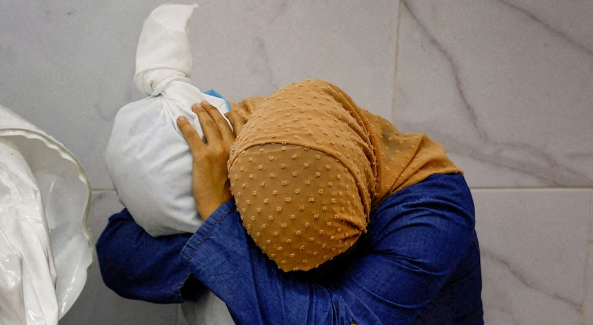 "Mulher palestiniana abraça o cadáver da sua sobrinha" venceu World Press Photo