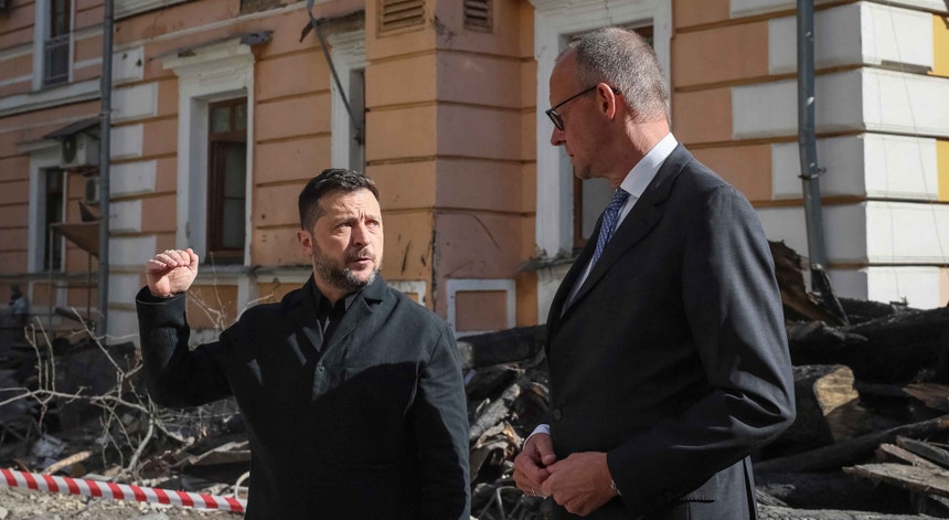 Zelensky e Merz assinam acordos e ajuda de mais de 8.500 milhões de euros