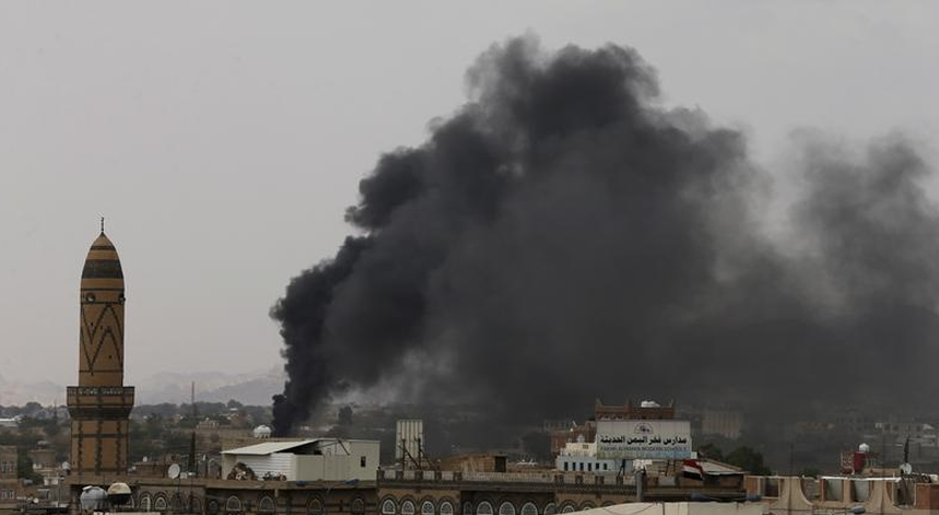 Fumo eleva-se a dois de setembro de 2015, da academia militar de Sanaa, capital do Iémen. A cidade é bombardeada praticamente todos os dias pela aviação saudita que procura desalojar as milícias xiitas Houthi que, apoiadas pelo Irão, detêm o poder há mais de seis meses.
