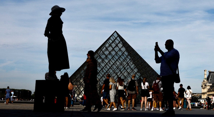Bombendrohung.  Evakuierung des Schlosses Versailles und des Louvre-Museums