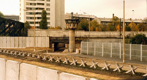 Muro em Liesenstra&szlig;e e Nordbahnhof no cemit&eacute;rio de St. Hedwig (1980) (Foto: Alexander Buschorn Wikicommons)