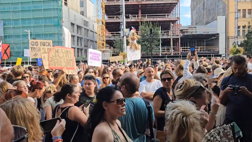 Mais de nove mil pessoas protestaram em Bratislava contra as ações do Ministério da Cultura 
