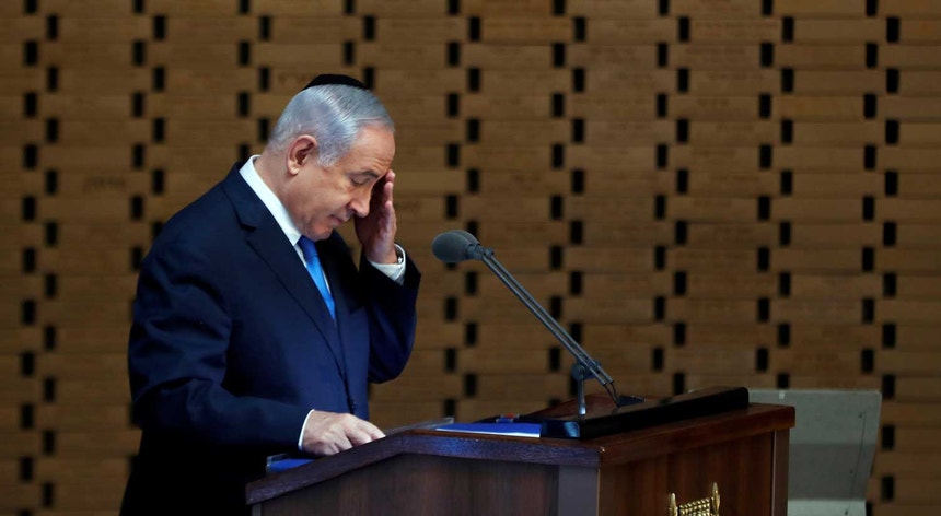 O primeiro-ministro israelita anunciou a intenção de entregar o mandato ao Presidente
