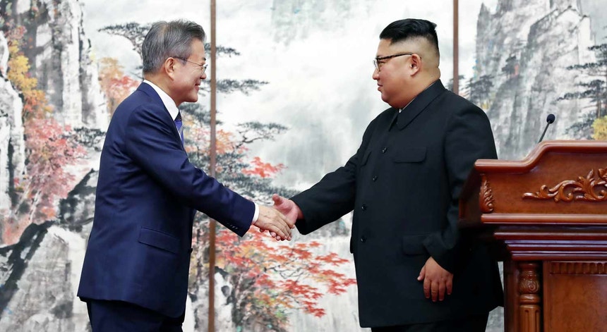 Moon Jae, Presidente da Coreia do Sul, e Kim Jong-un, líder da Coreia do Norte, apertam as mãos antes da cimeira de Pyongyang
