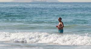 Marcelo nada em Copacabana e afirma que no Brasil não vê "ondas"