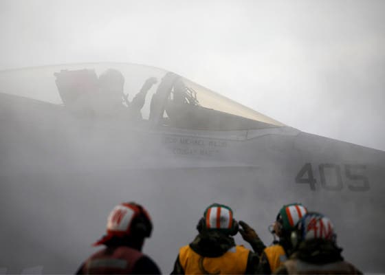 Um caça F-18 prepara-se para descolar do convés do porta-aviões <i>USS Carl Vinson</i> durante exercícios militares com a Coreia do Sul, a 14 de março deste ano (foto: Kim Hong-Ji - Reuters)